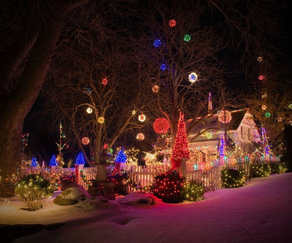 Jak udekorować taras i ogród na święta? Niech się skrzą milionem barw!