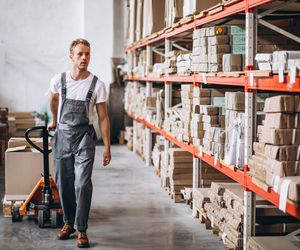 9. Pracownik magazynu lub logistyki