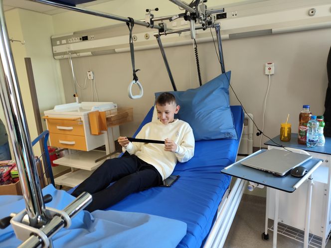 Kolorowe czapki i odblaski, aby byli bezpieczni. Akcja "Widoczny na drodze" w Uniwersyteckim Szpitalu Dziecięcym