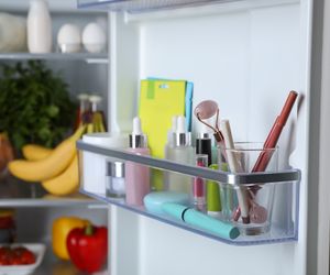 Te kosmetyki lubią niskie temperatury. 6 preparatów, które lepiej trzymać w lodówce