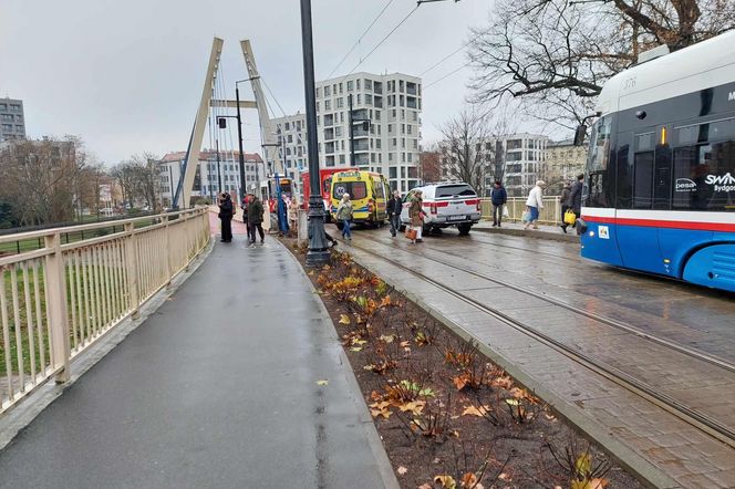 Mężczyzna szedł chodnikiem wzdłuż Brdy. Nagle wpadł do wody i uderzył głową w betonowy element 