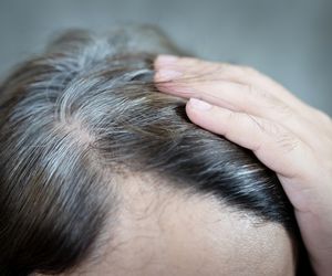 Jak się pozbyć siwych odrostów raz-dwa? Fryzjer zdradza niezawodny trik 