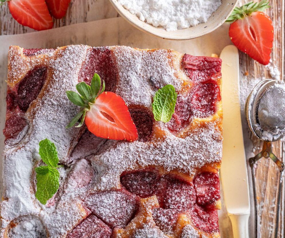 ciasto na maślance z mrożonymi owocami