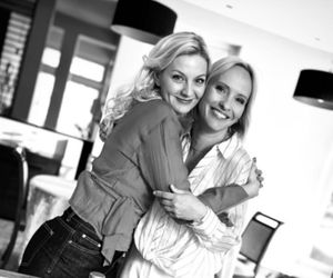 M jak miłość. Zdjęcie z planu. Jagoda (Katarzyna Kołeczek), Dorota (Iwona Rejzner) 