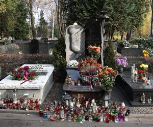 Tak wygląda grób Kamili Skolimowskiej. Dziesiątki zniczy i kwiaty, fani nie zapominają o swoich zmarłych idolach