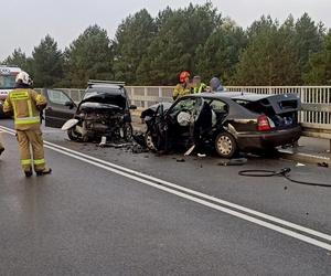 Potworny wypadek dwóch aut osobowych pod Mławą. Czołowo zderzyły się dwie skody. Trzy osoby ranne