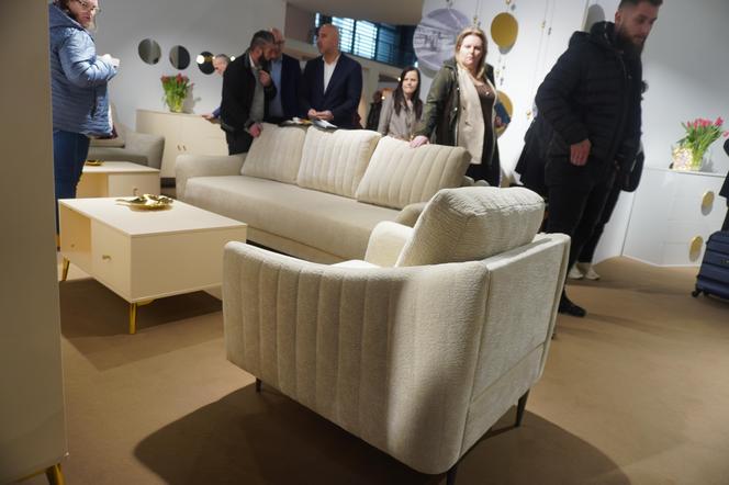 Sztruksowe kanapy i obłe fotele. Co będzie modne w 2024 roku?