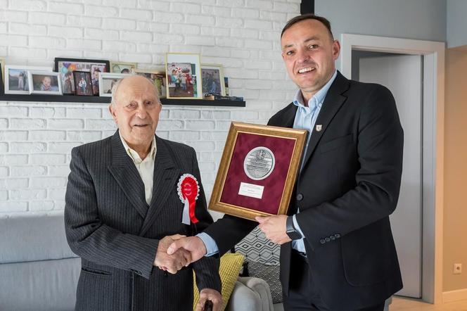 Pan Stefan walczył w szeregach Armii Wojska Polskiego i był znakomitym czeladnikiem. Teraz świętuje 100. urodziny!