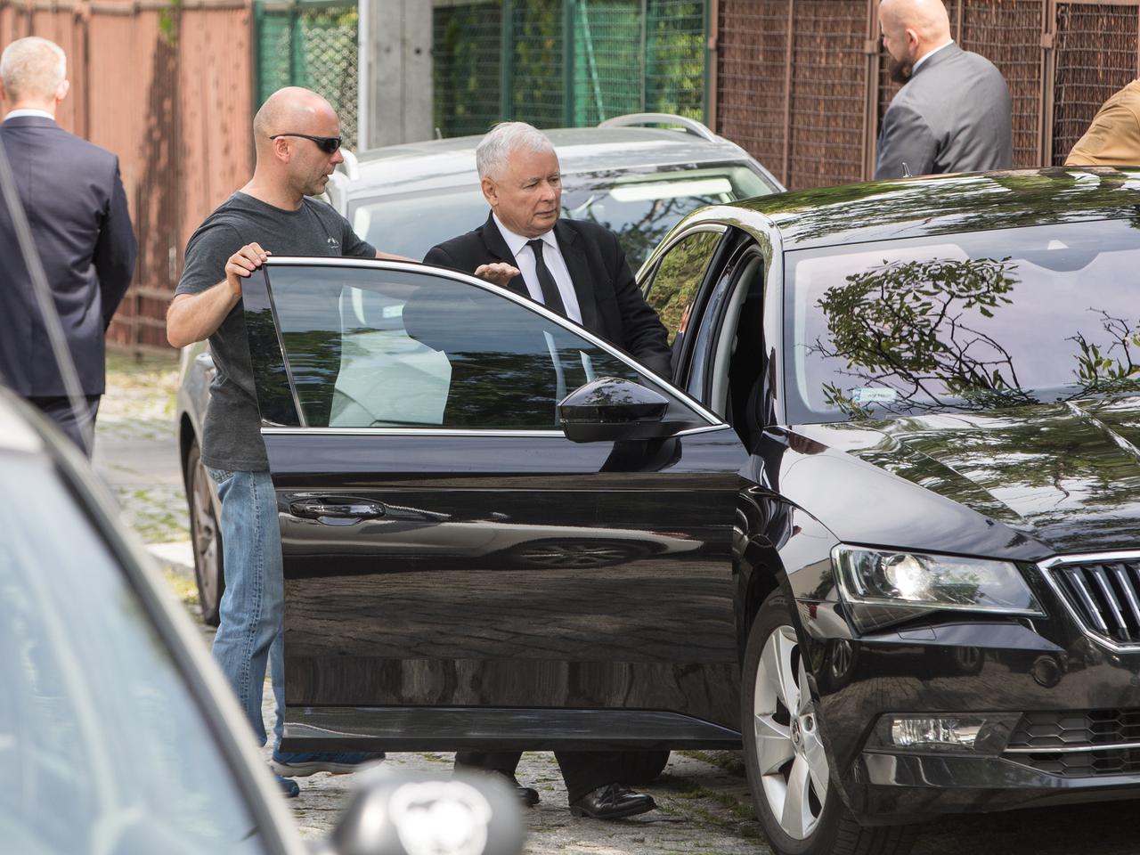 Kaczyńskiego podwyżka nie zaboli, bo nie płaci za benzynę