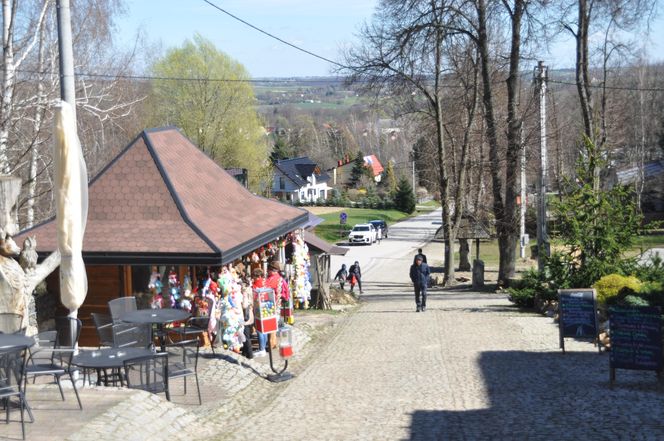 Posąg Emeryka i droga z Nowej Słupi na Święty Krzyż