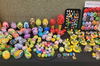 Pani Grażynka sprzedaje dekoracje wielkanocne