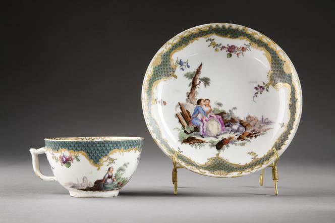 Rokokowa filiżanka ze stylizowaną sceną pasterską. Furstenberg ok. 1760 r.