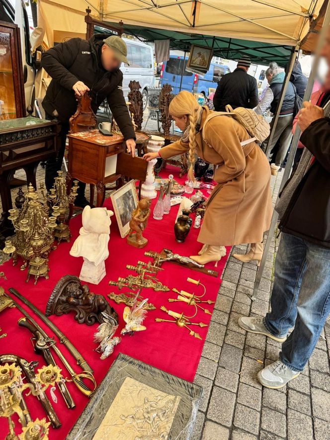 Wcisło buszuje na pchlim targu.