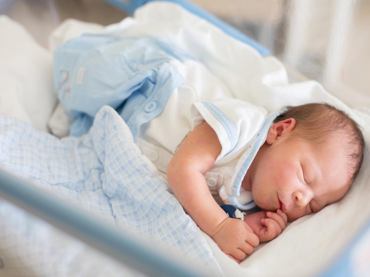 Te objawy mogą wskazywać na tzw. nagłe stany noworodka. Wiesz, jak na nie reagować?