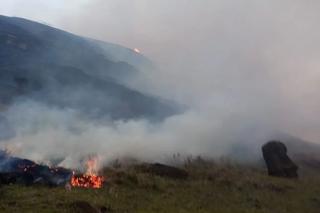 Posągi z Wyspy Wielkanocnej uszkodzone w pożarze