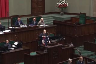 Poseł Berkowicz przekazał Tuskowi spodnie