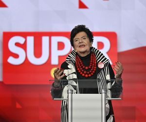  Joanna Senyszyn w czerwonych koralach  