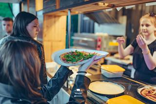 Streat Food Młynowa w Białymstoku. Klimatyczna miejscówka przyciąga tłumy białostoczan [ZDJĘCIA]