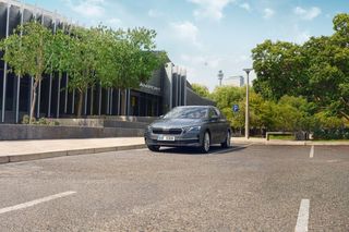 Nowe Skody dla stołecznej policji. 40 będzie nieoznakowanych 