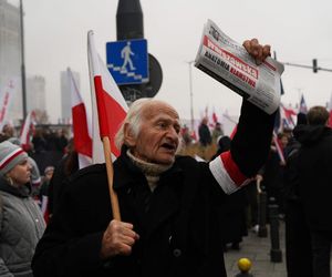 Marsz Niepodległości 2025 na żywo. Relacja z Warszawy. Zebrani odśpiewują hymn