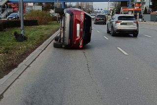 Toyota przewróciła się na bok! Groźna kolizja w centrum Rzeszowa 