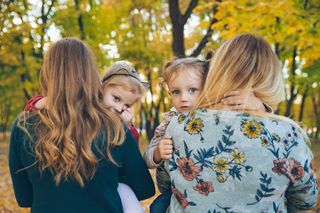 Kontakt z przyjaciółmi po porodzie słabnie? Uważaj na ten jeden błąd w rozmowie