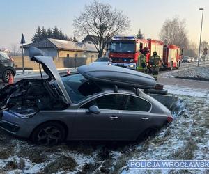 Jechał z kilkuletnim synem, podczas wyprzedzania zahaczył o latarnię