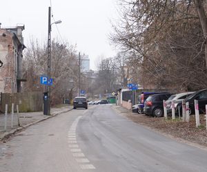 Na chodnik sypie się gruz. „Ruiny budynków wyglądają jakby właśnie w Lublinie skończyły się działania wojenne”. Co na to ratusz?