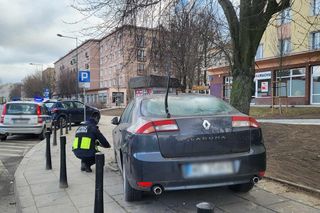 Kierowca wysiadł i nie wrócił. Auto miesiącami blokowało chodnik