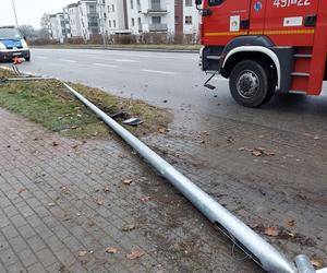 Osobówka uderzyła w latarnię na Piłsudskiego w Starachowicach