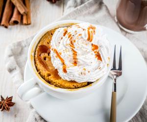 Puszyste ciasto dyniowe z kubka. Gotowe w 5 minut