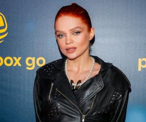 Margaret w stylizacji glam rock na czerwonym dywanie. Wyeksponowała czarną bieliznę