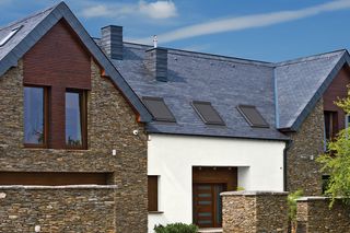 Rolety zewnętrzne – rodzaje i sposoby montażu. Jak dobrze wybrać?