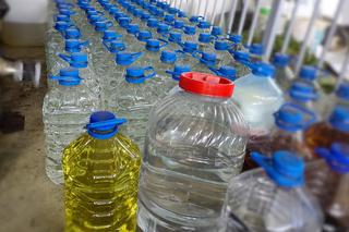 Kolejna bimbrownia na Podlasiu zlikwidowana. Policjanci znaleźli 700 l alkoholu w okolicach Krynek [ZDJĘCIA]