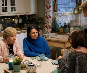 	M jak miłość odc. 1855. Paweł (Rafał Mroczek), Franka (Dominika Kachlik), Barbara (Teresa Lipowska), Marysia (Małgorzata Pieńkowska)