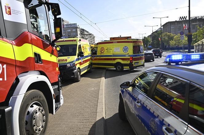 Zderzenie tramwajów w centrum Warszawy. 13 osób rannych, ruch tramwajowy wstrzymany