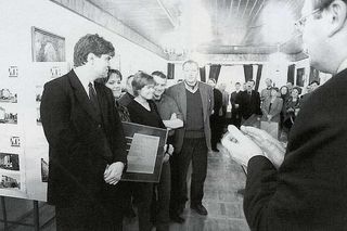 Bydgoszcz: Architekt Włodzimierz Mucha odbiera nagrodę z rąk prezydenta miasta Romana Jasiakiewicza; na drugim planie Andrzej Bulanda, Mariusz Korytkowski, Marta Busłowicz, Anna Albiniak