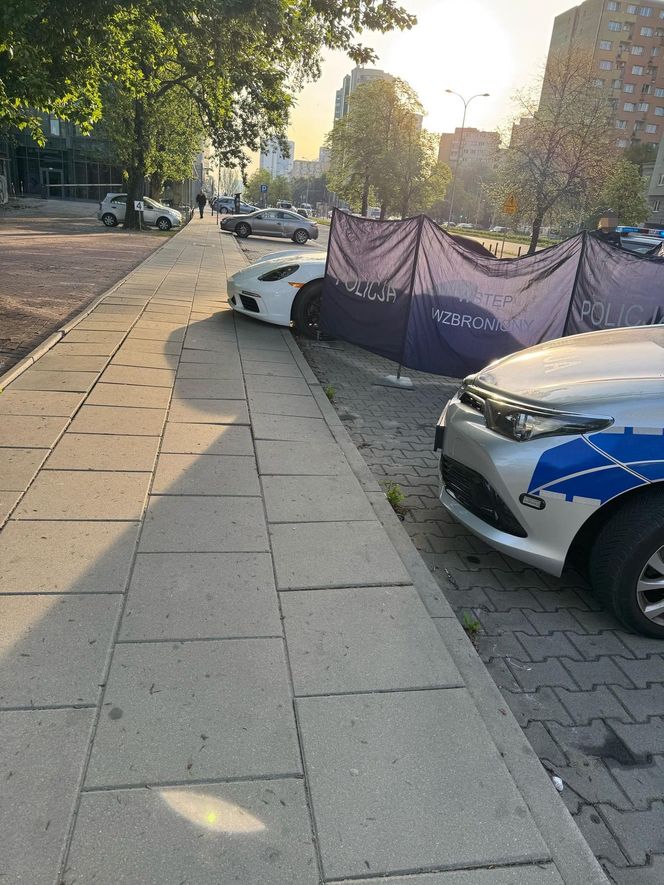 Makabra na Ochocie. Zwłoki w luksusowym białym Porsche. Na miejscu prokurator