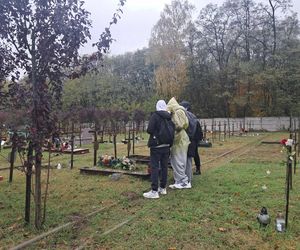 Rekordowa akcja Światełko Pamięci. Uczniowie z Łodzi porządkowali opuszczone groby