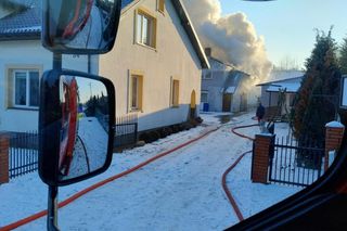 Zapaliło się poddasze i dach budynku w miejscowości Podosie