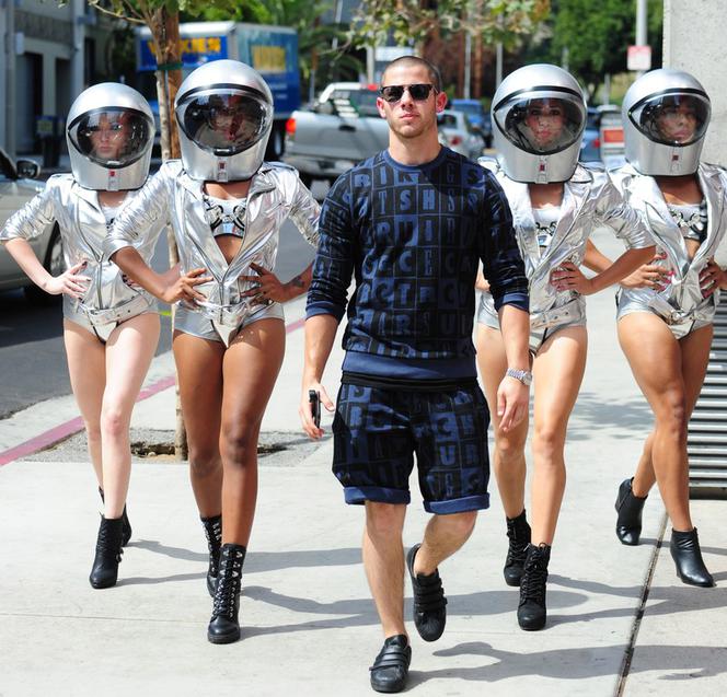 Nick Jonas na spacerze z moonbabes