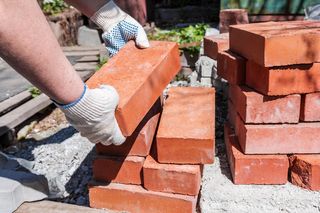 Aktualne ceny cegły w listopadzie 2025. Ile kosztuje budowa ścian z ceramiki?