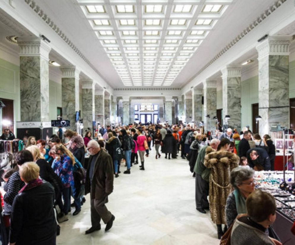 Mineral Expo w Pałacu Kultury ze szkieletem ichtiozaura