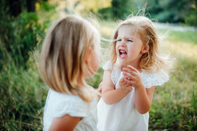 Twoje dziecko bije ciebie i swoje rodzeństwo? Te zabawy mogą pomóc rozwiązać problem 
