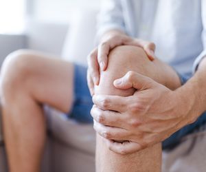 Jak chodzić, by nie bolały kolana? Jest na to prosta metoda