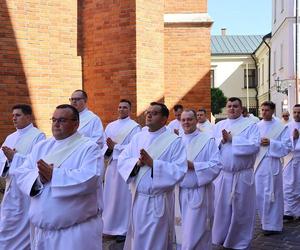 Nowi księża w diecezji tarnowskiej. 14 mężczyzn przyjęło święcenia kapłańskie