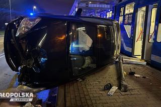 Groźne zderzenie w Krakowie. Samochód wpadł w przystanek