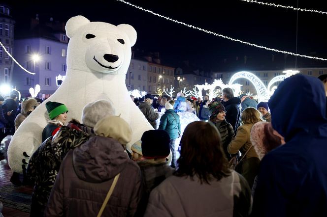 Bytomski rynek świeci się jak choinka. Gwiazda DeLoreana rozświetliła Bytomski Jarmark Świąteczny