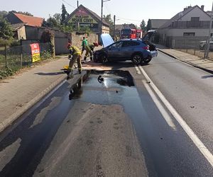 ​Wielki wyciek oleju po zderzeniu osobówki z ciężarówką na DK12 we Wschowie [ZDJĘCIA]