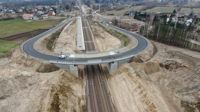 Modernizacja Rail Baltica: Trypucie - widok z drona na budowany wiadukt